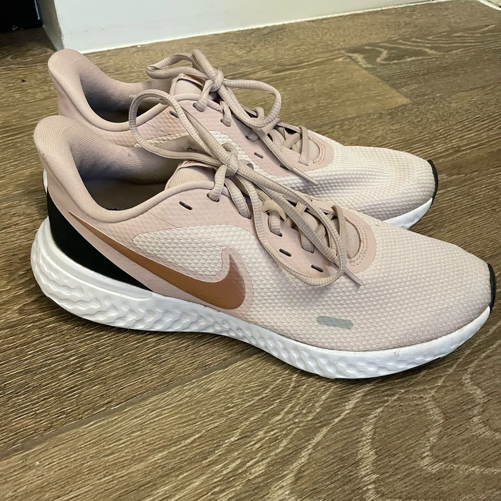 Nike Blush/Rose Gold Running Shoes Sneakers Womens size 11, good condition